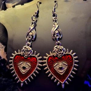 Fashion/statement heart & skull earrings